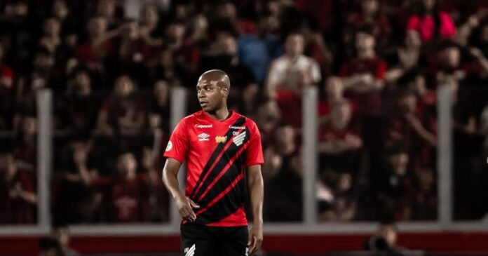 idolo-do-manchester-city-e-athletico-pr,-fernandinho-anuncia-aposentadoria-do-futebol-aos-40-anos