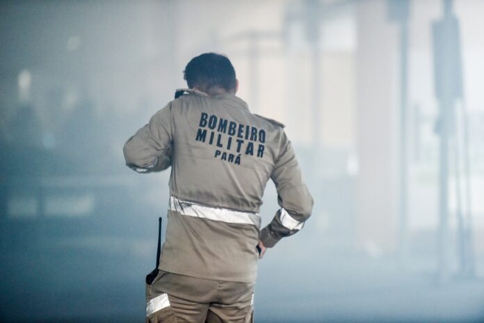 midia-internacional-destaca-caos-apos-incendio-na-cop30