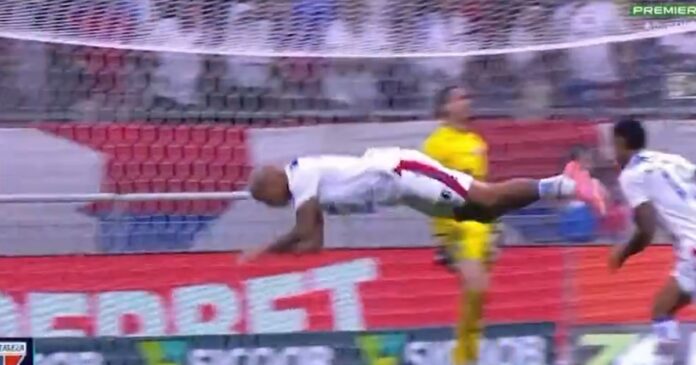 video:-deyverson-provoca-com-imitacao-de-sardinha-apos-marcar-contra-o-bahia