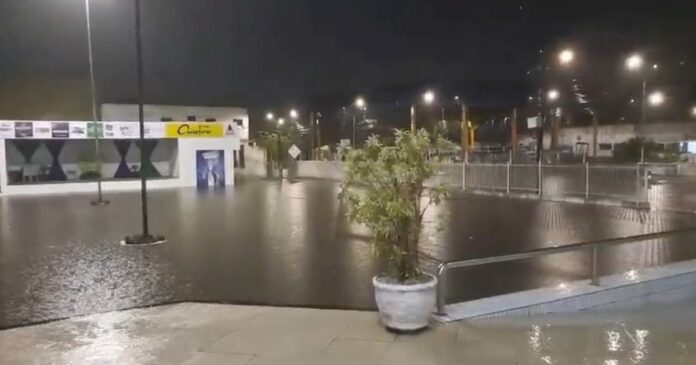 chuvas-fortes-alagam-entorno-de-igreja-em-feira-de-santana-e-expoem-falhas-de-drenagem