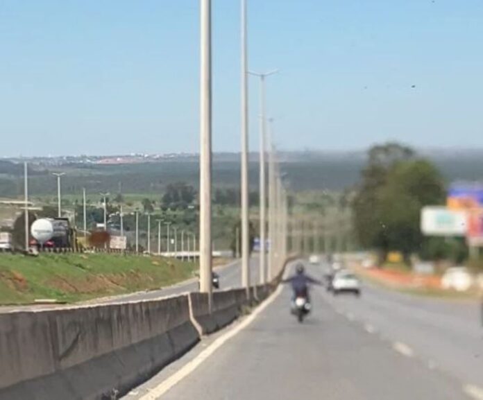 motociclista-e-flagrado-pilotando-sem-as-maos-em-rodovia-federal-no-df