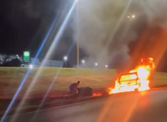 homem-coloca-fogo-no-proprio-carro-apos-se-envolver-em-acidente