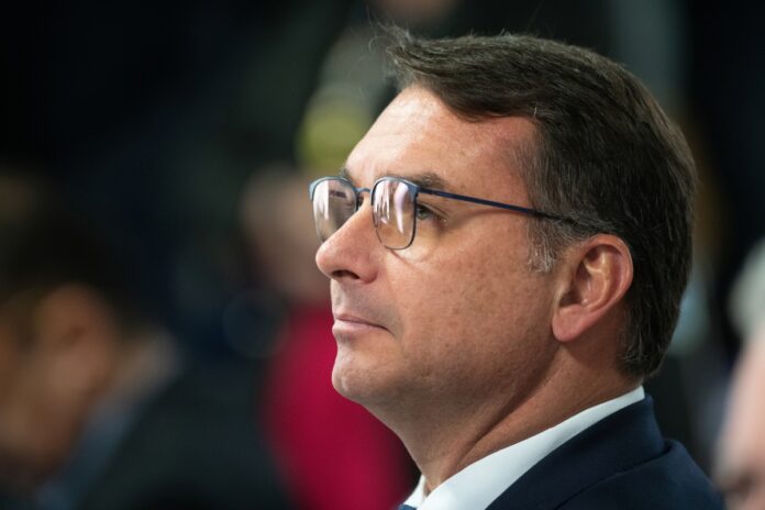 cotado-para-presidencia,-flavio-bolsonaro-vira-alvo-de-moraes