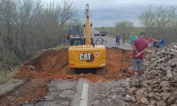 trecho-da-br-116-e-liberado-apos-dnit-concluir-obras-em-cratera-na-regiao-de-tucano