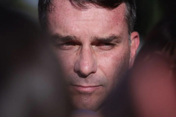 o-papel-de-flavio-bolsonaro-nas-duas-prisoes-do-pai