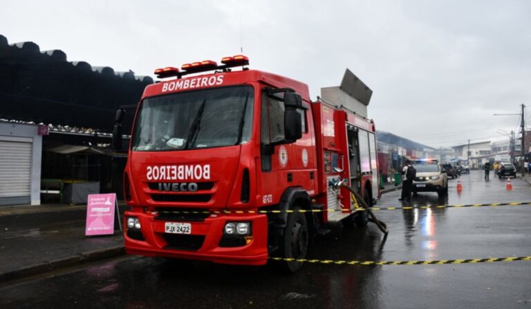 incendio-atinge-feirinha-do-alto-maron-em-vitoria-da-conquista-e-deixa-ferido