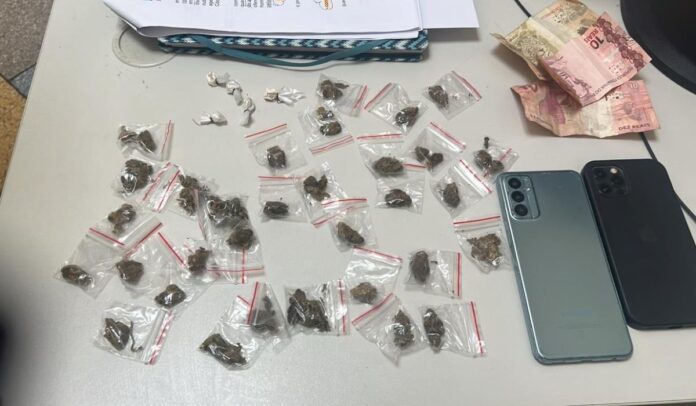 policiais-militares-apreendem-drogas-e-apreendem-tres-adolescentes-em-operacao-no-bairro-ilha-amarela