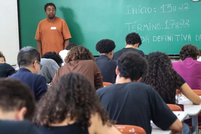 mais-de-100-mil-estudantes-fazem-1a-fase-da-fuvest-neste-domingo