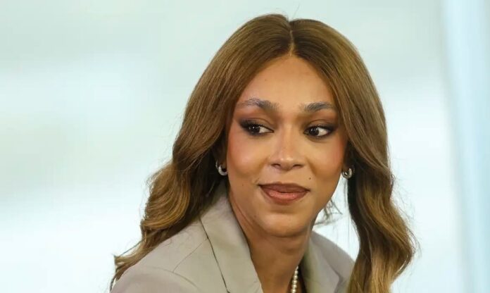 erika-hilton-envia-“noticia-crime”-contra-nikolas-ferreira-por-uso-de-celular-perto-de-bolsonaro