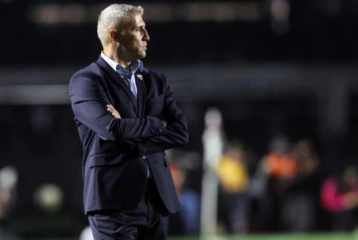 mesmo-com-a-vitoria,-crespo-nao-gosta-de-atuacao-do-sao-paulo