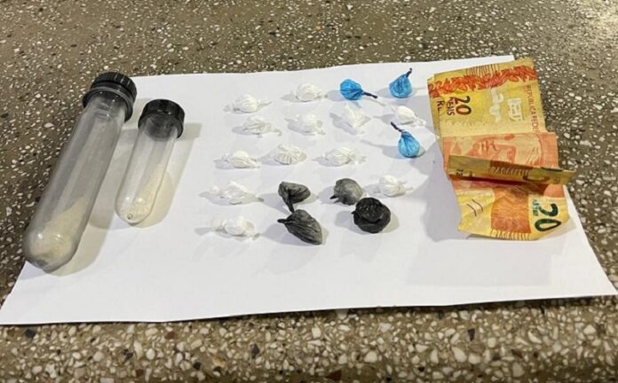 adolescentes-sao-apreendidos-com-cocaina-apos-tentativa-de-fuga-da-pm-em-bar-de-teixeira-de-freitas