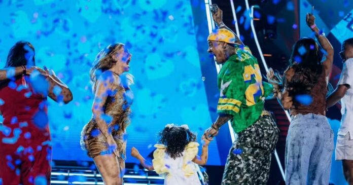 video:-leo-santana-e-lore-improta-fazem-cha-revelacao-de-nova-gravidez-com-projecao-no-elevador-lacerda