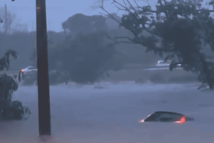 mulher-de-26-anos-morre-ao-ter-carro-arrastado-durante-temporal-em-sp