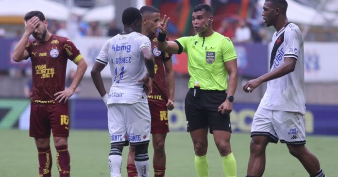 arbitro-aponta-falhas-da-comissao-do-bahia-em-sumula-e-justifica-expulsao-de-mingo-frente-ao-vasco