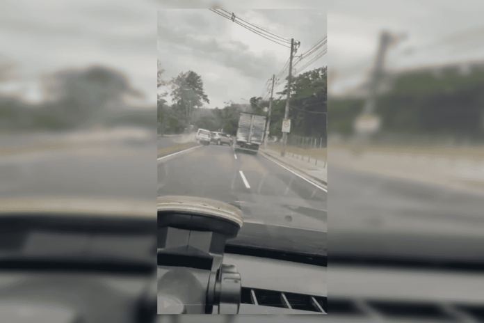 caminhoneiro-joga-veiculo-e-arremessa-carro-apos-ultrapassagem-tensa