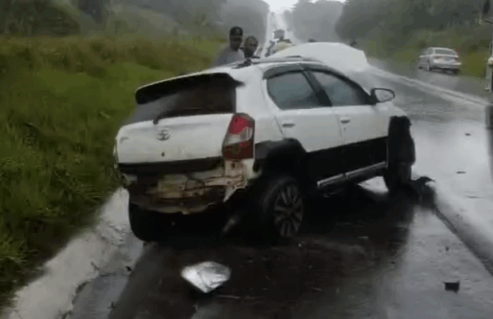 br-101:-acidente-sob-forte-chuva-deixa-dois-mortos-em-teixeira-de-freitas