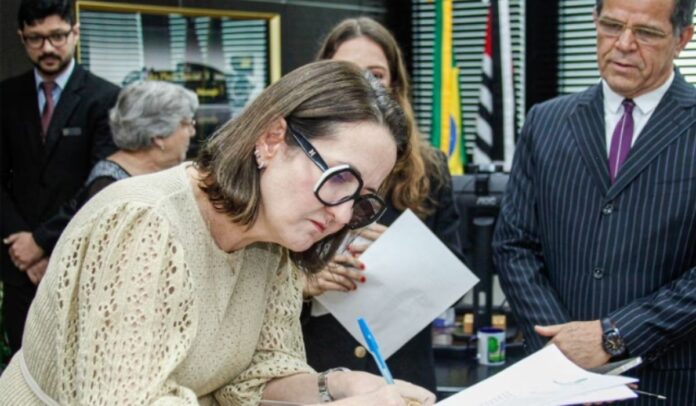 juiza-com-salario-superior-a-r$-50-mil-conclui-curso-de-medicina-em-periodo-integral-e-e-alvo-de-investigacao