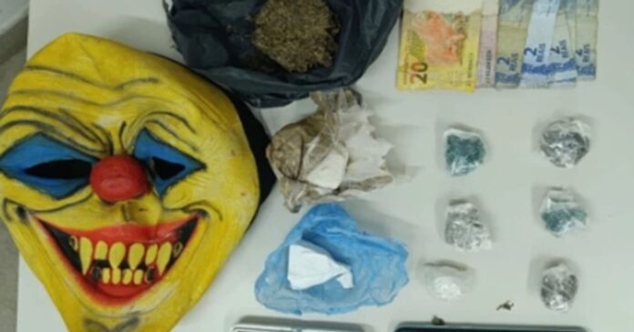 pm-apreende-mascara-de-palhaco-e-drogas-durante-acao-contra-trafico-em-carinhanha