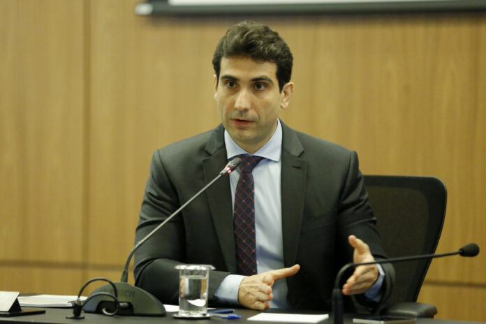 galipolo-sobre-carbono-oculto:-nao-e-papel-do-bc-dar-chute-em-porta-com-metralhadora-em-mao