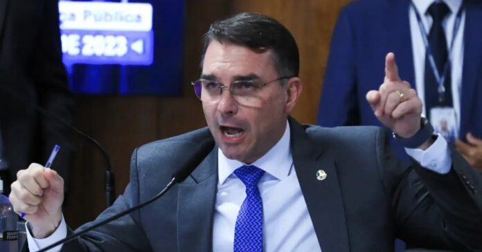 flavio-bolsonaro-reclama-de-regras-para-visitar-pai-preso:-“apenas-30-minutos-de-conversa”