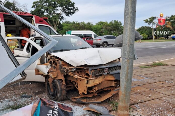 atingido-por-onibus,-carro-bate-em-poste-e-parada-no-eixo-monumental