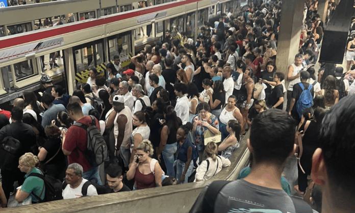 linha-11-coral-opera-com-atrasos-pelo-segundo-dia-apos-falha-eletrica