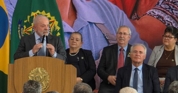 com-ausencia-de-motta-e-alcolumbre,-lula-sanciona-projeto-do-ir-e-diz-que-prisoes-mostram-“forca-da-democracia”