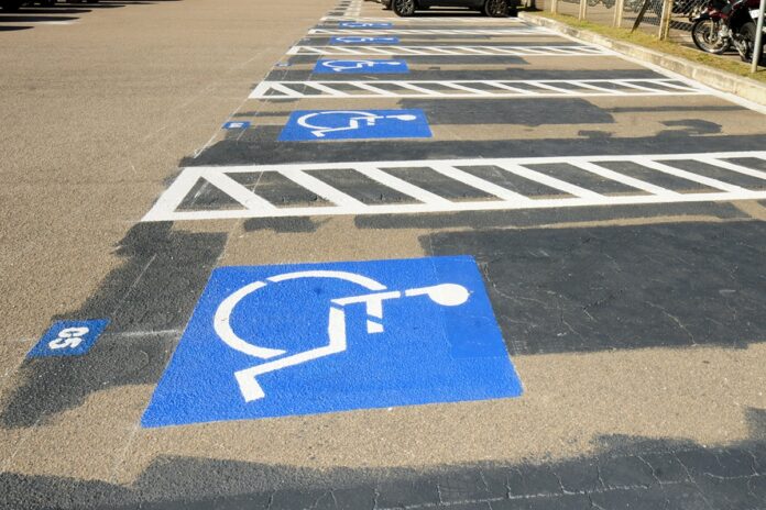 avanca-pl-que-cria-multa-a-quem-estacionar-em-rampas-de-acesso-a-pcds