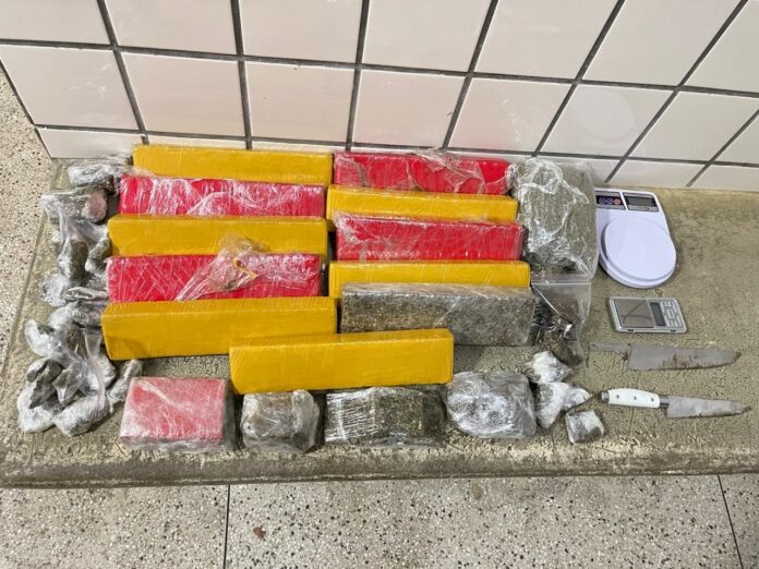 pm-apreende-mais-de-11-kg-de-maconha-durante-acao-no-bairro-colina-verde,-em-teixeira-de-freitas