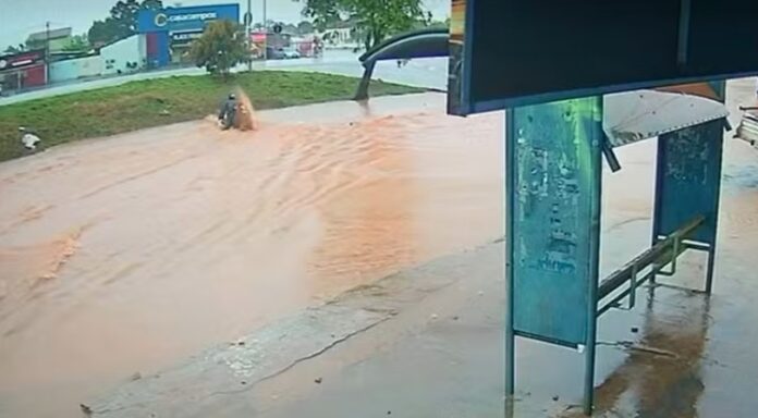 motociclista-e-arrastado-por-enxurrada-e-fica-submerso-apos-cair-em-canal-durante-alagamento-em-barreiras