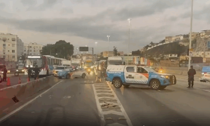 tiroteio-fecha-avenida-brasil-durante-operacao-contra-barricadas-na-zona-norte-do-rio