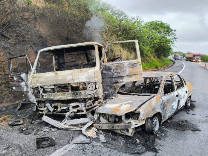 carro-e-caminhao-pegam-fogo-apos-colisao-entre-jaguaquara-e-jequie;-ocupantes-escapam-ilesos