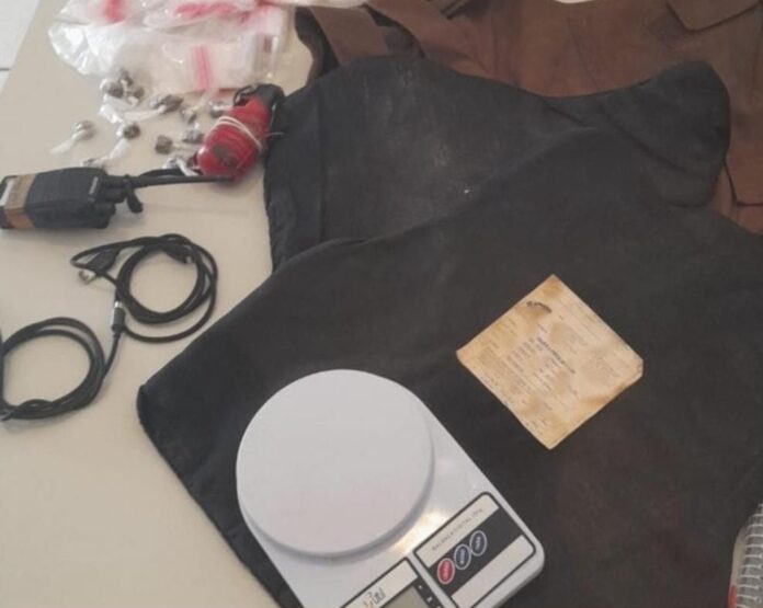 policia-apreende-granada,-drogas-e-colete-balistico-durante-operacao-em-vila-verde,-em-salvador