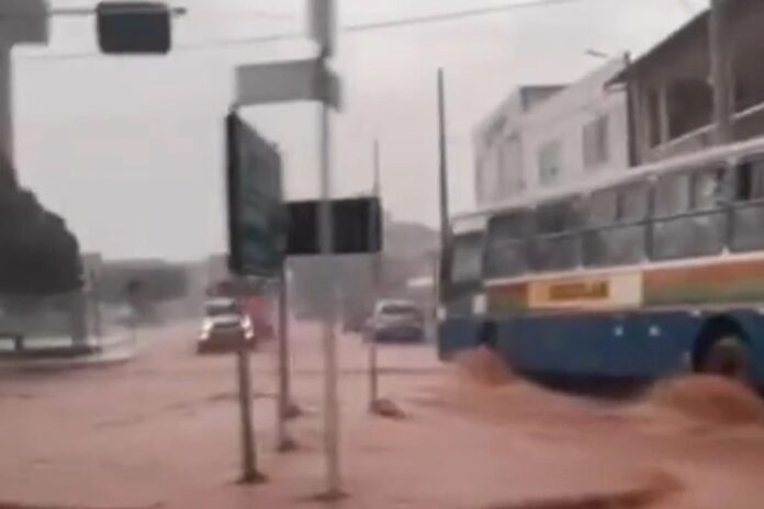 temporal-provoca-alagamentos-em-livramento-de-nossa-senhora;-video-mostra-enxurrada