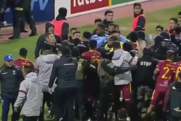 briga-generalizada:-jogo-na-bolivia-termina-com-17-expulsos-e-feridos