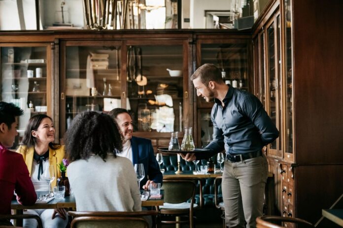 quando-ajudar-o-garcom-revela-mais-sobre-voce-do-que-parece