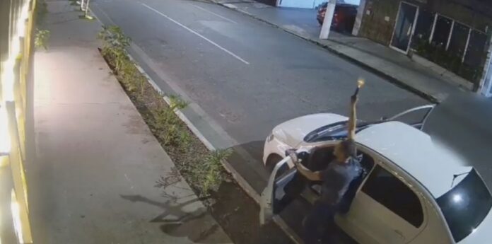 escrivao-da-policia-civil-e-preso-em-flagrante-apos-urinar-em-calcada-e-disparar-para-o-alto-em-sp