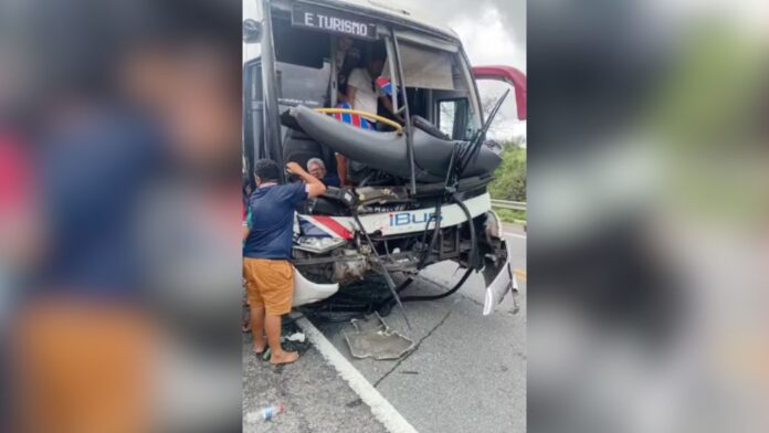 onibus-com-torcedores-do-fortaleza-colide-com-carreta-na-bahia;-motorista-auxiliar-fica-preso-as-ferragens