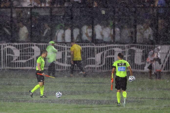 forte-chuva-paralisa-vasco-x-internacional-por-mais-de-uma-hora