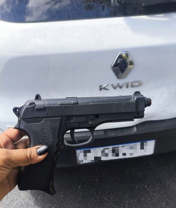 homem-com-replica-de-arma-de-fogo-e-preso-suspeito-de-praticar-roubos-em-salvador