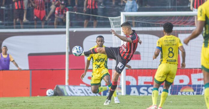 com-atuacao-magica-do-goleiro-thiago-couto,-vitoria-bate-mirassol-e-sai-da-zona-de-rebaixamento