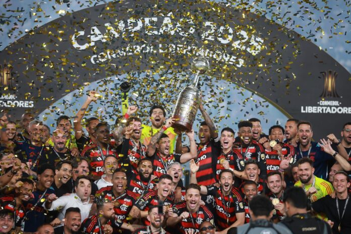 veja-o-momento-em-que-o-flamengo-levanta-o-trofeu-da-libertadores