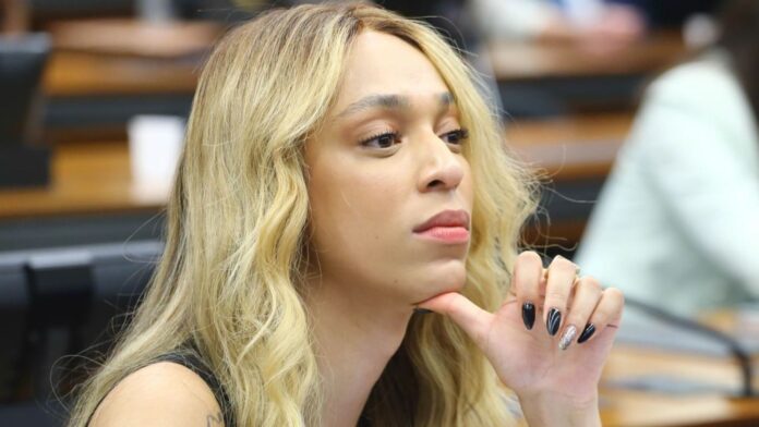 ?”partido-da-papuda”:-erika-hilton-lista-presos-do-pl-em-discurso