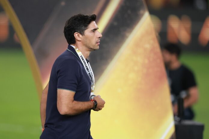 libertadores:-veja-reacao-de-abel-ferreira-ao-receber-medalha-de-vice
