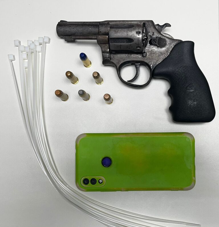 homem-e-preso-com-revolver-apos-ameacar-moradores-em-bairro-de-camacari