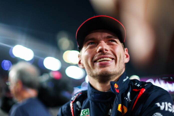 f1:-mclaren-erra-estrategia-e-max-verstappen-vence-gp-do-catar