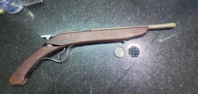 pm-liberta-mulher-mantida-em-carcere-privado-e-apreende-arma-em-eunapolis