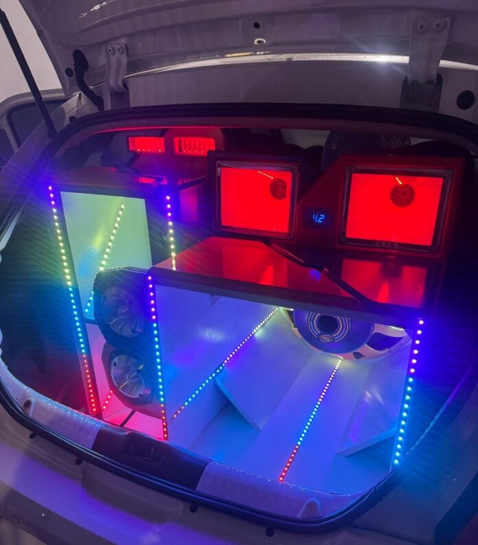 pm-apreende-carro-com-equipamento-de-som-e-encerra-evento-clandestino-durante-operacao-paredao,-em-salvador