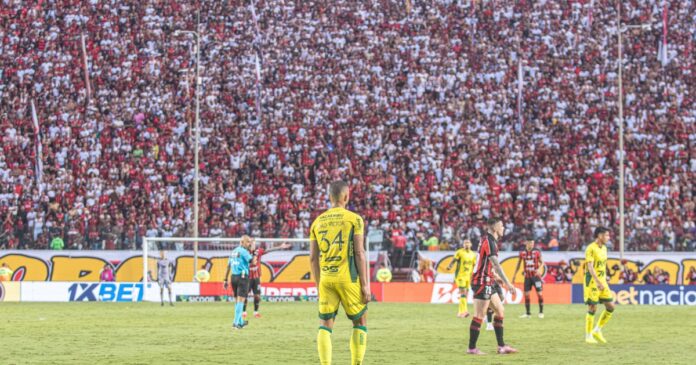 vitoria-bate-recorde-de-publico-pagante-no-barradao-em-2025