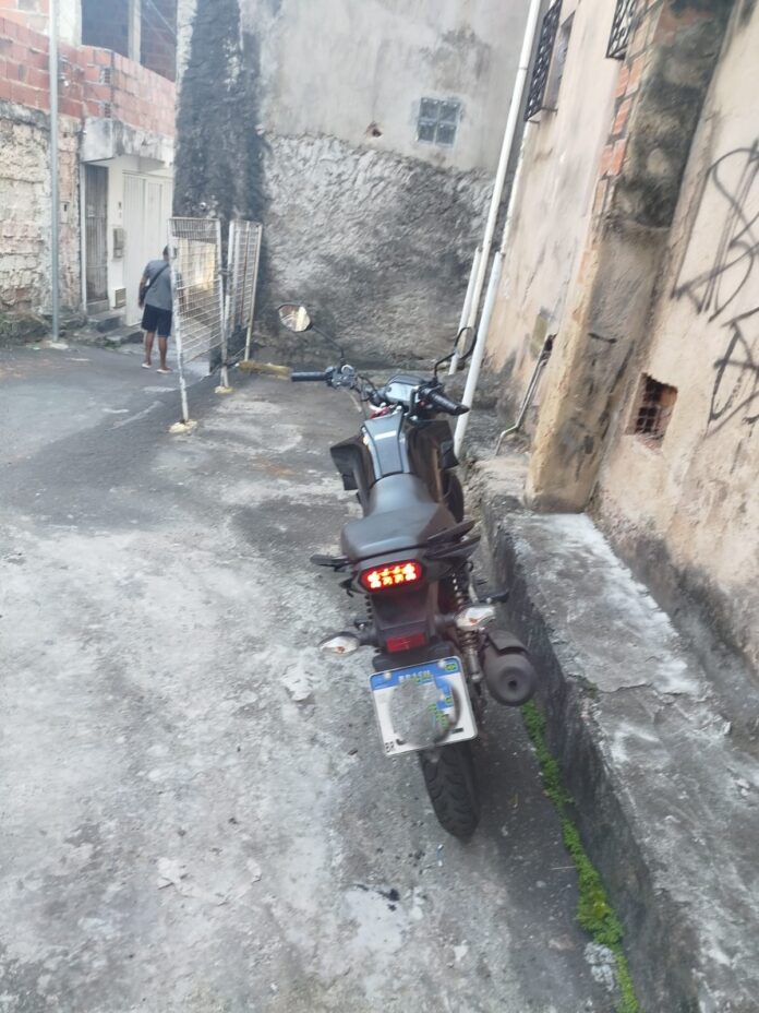 pm-recupera-motocicleta-roubada-na-liberdade-minutos-apos-assalto